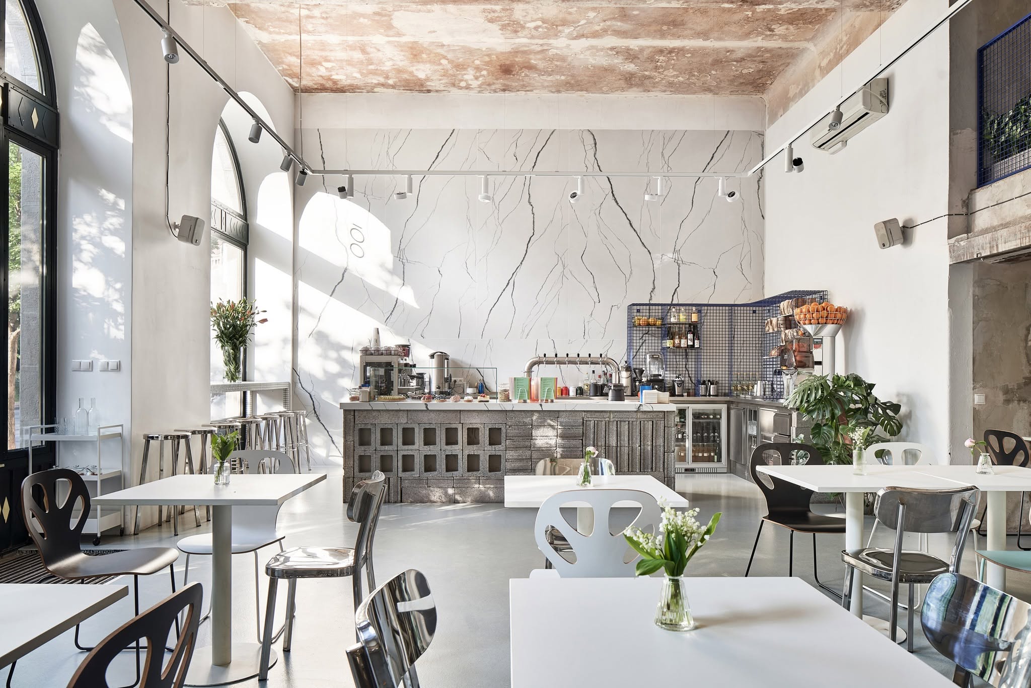 Wnętrze Ósmej Rano — jasna sala i bar