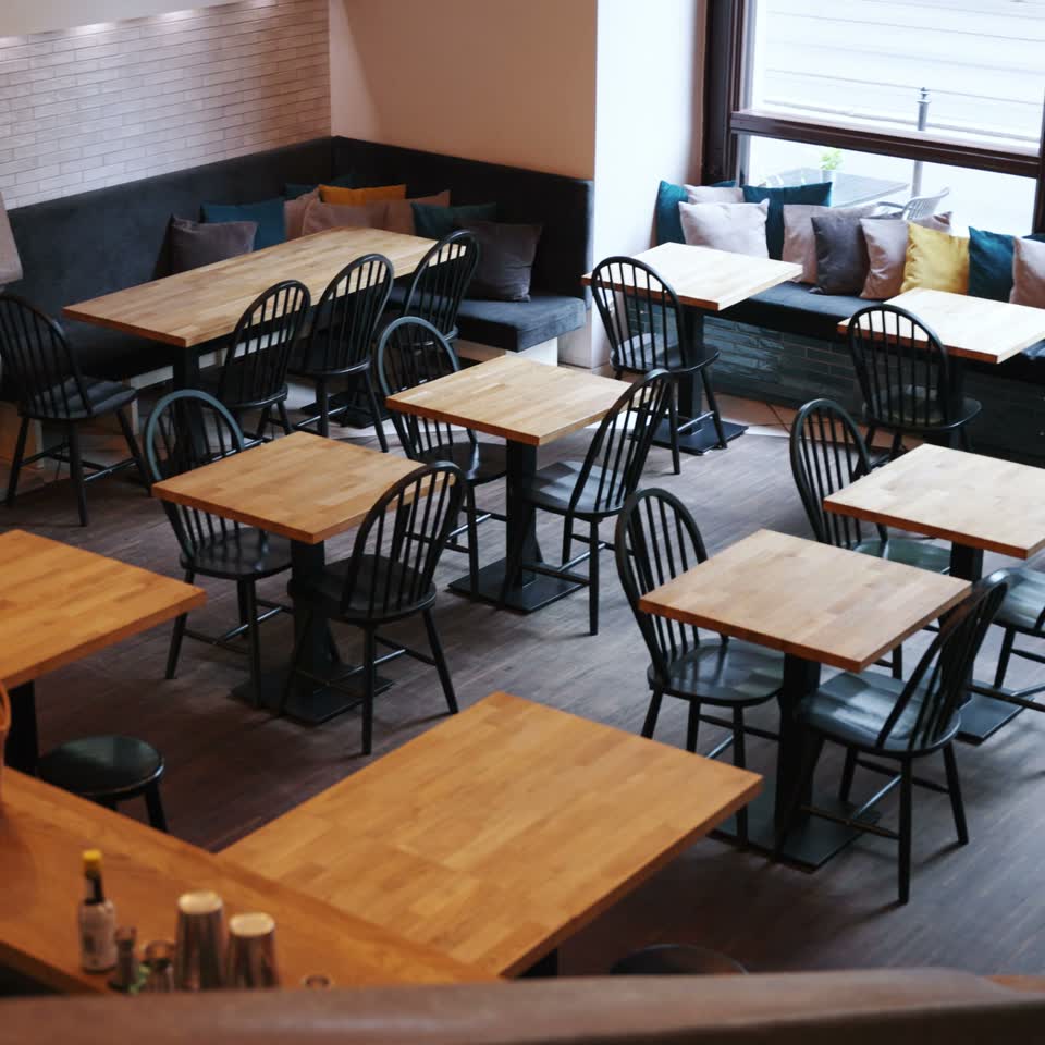 Wnętrze restauracji Smakołyki — stoliki przy oknach